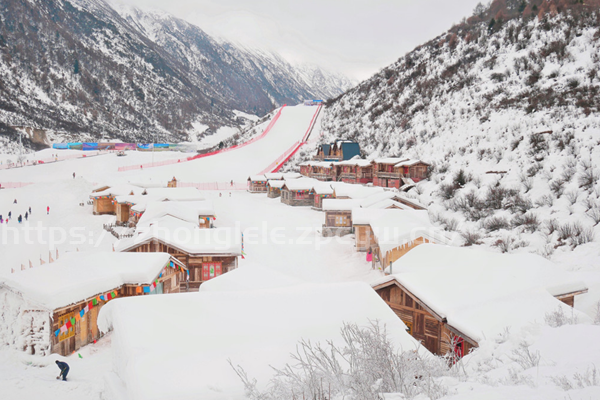 四川滑雪哪里最便宜 这些地方百元玩到嗨-第3张图片-国内旅游_国外旅游_门票预订_露营骑行_酒店民宿_旅游攻略_美食资讯,_车票机票购买_众乐乐旅游网